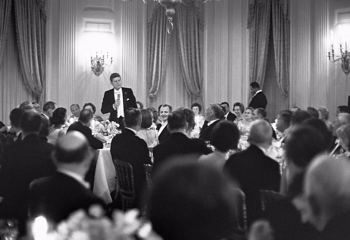 Tổng thống John F. Kennedy có bài phát biểu trước các quan khách trong một buổi tiệc.