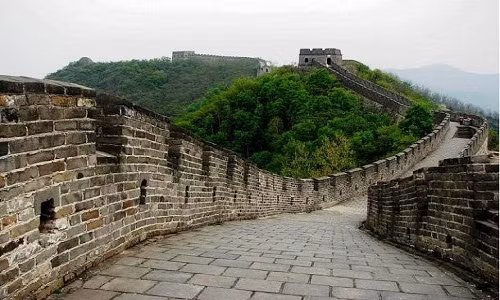 Vạn Lý Trường Thành là công trình xây dựng dài nhất thế giới, với chiều dài lên tới 8.851 km. Việc xây dựng Vạn Lý Trường Thành diễn ra trong hơn 2.000 năm. Trong đó, những phần đầu tiên của công trình này được xây dựng vào đầu thế kỷ 8 trước Công Nguyên.