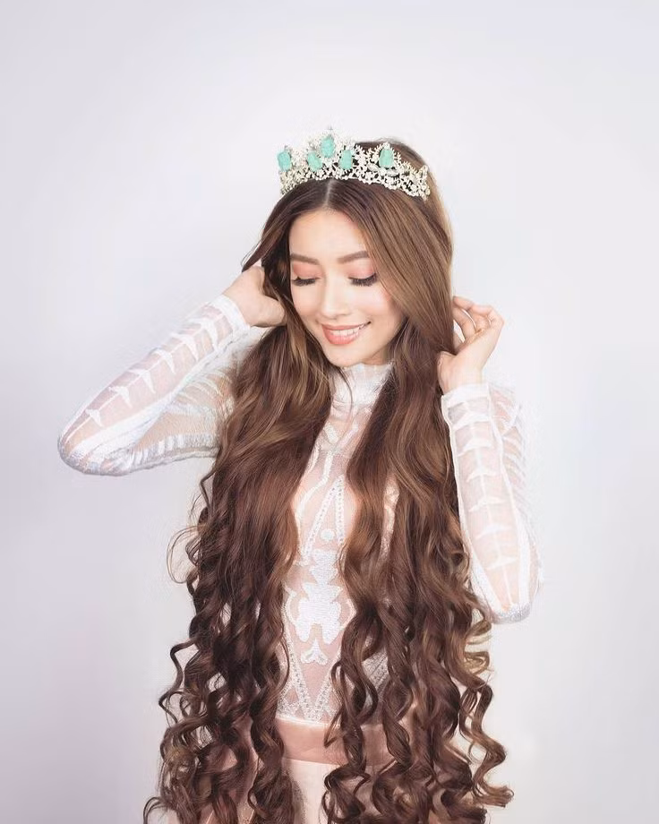  Mái tóc - và tất nhiên, cả ngoại hình xinh đẹp nữa - đã mang về cho cô hơn 300k người theo dõi trên Instagram cũng như các kênh khác. Rất nhiều cô gái follow Sarah chỉ để hỏi bí quyết chăm sóc tóc. Lúc nào, Sarah cũng thoải mái chia sẻ.