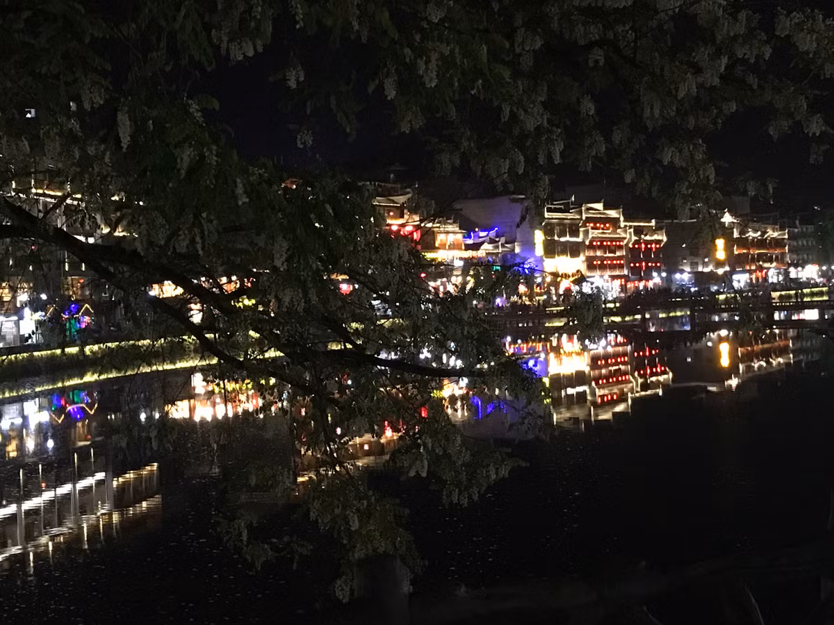 Cả một vệt dài cây muồng Osaka chạy dọc bờ sông khiến cho không gian trở nên tình tứ hơn. Mùi thơm của cây cỏ mùa xuân lẫn trong cái lạnh man mác làm đêm nơi trấn cổ càng trở nên huyền hoặc.
