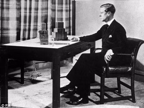 Vua Edward VIII là một trong những ông hoàng nổi tiếng nhất lịch sử nước Anh. Người đời nhớ đến ông hoàng này bởi tình yêu cuồng si mà ông dành cho Wallis Simpson - người phụ nữ Mỹ đã có 2 đời chồng. Ông hoàng này còn muốn cưới bà làm hoàng hậu nên vấp phải sự phản đối của quần thần cũng như người dân.