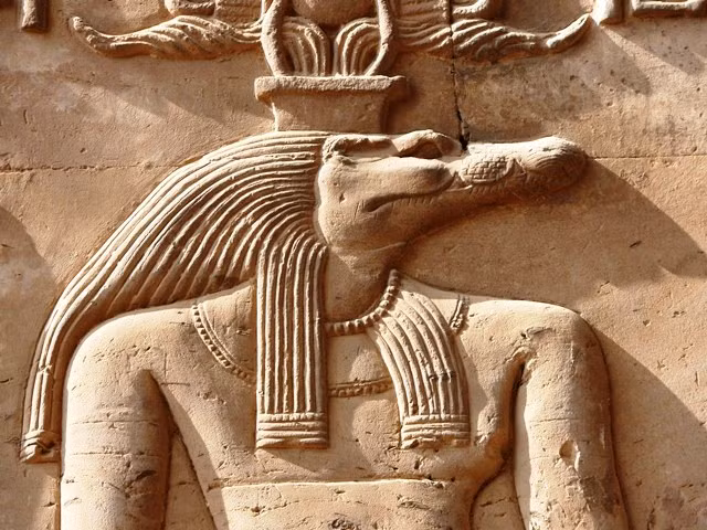 Thần sông Nile Sobek được miêu tả có đầu cá sấu. Vị thần này bảo trợ cho đội quân Ai Cập "bách chiến bách thắng" mỗi khi ra trận, đương đầu với kẻ địch.