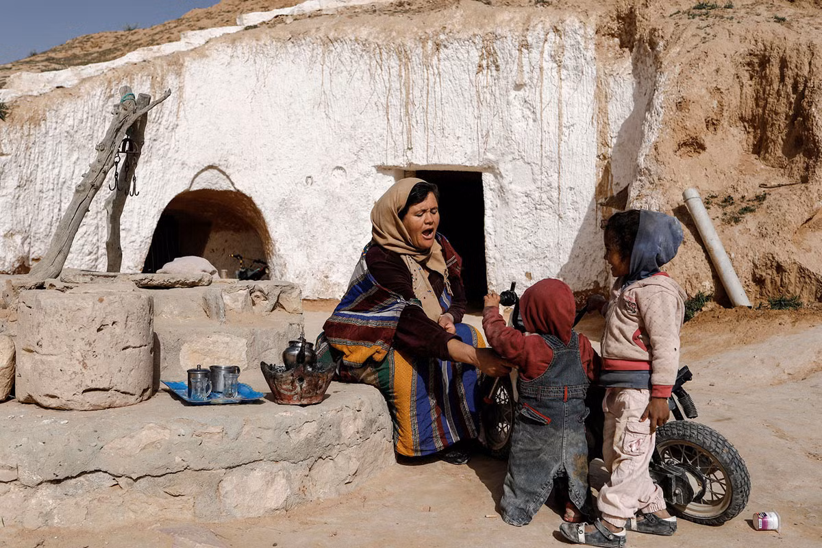 Saliha Mohamedi dành thời gian cho các con nhỏ sau khi làm xong việc nhà.