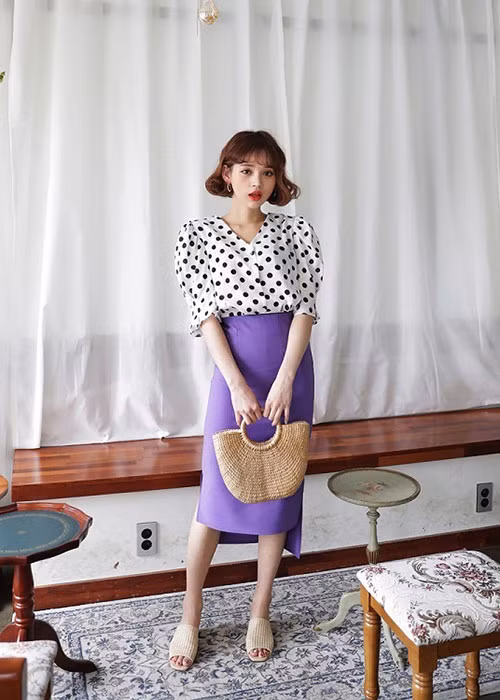 Sẽ thật thiếu sót nếu bỏ qua những chiếc áo sơ mi tay bồng trendy đang làm mưa làm gió khắp nơi. Hãy mix kiểu áo này cùng chân váy để bạn gái trông xinh xắn và cuốn hút . Một chiếc áo sơ mi tay bồng họa tiết chấm bi sẽ hết sức ăn ý với chiếc chân váy dài màu tím đấy nhé.
