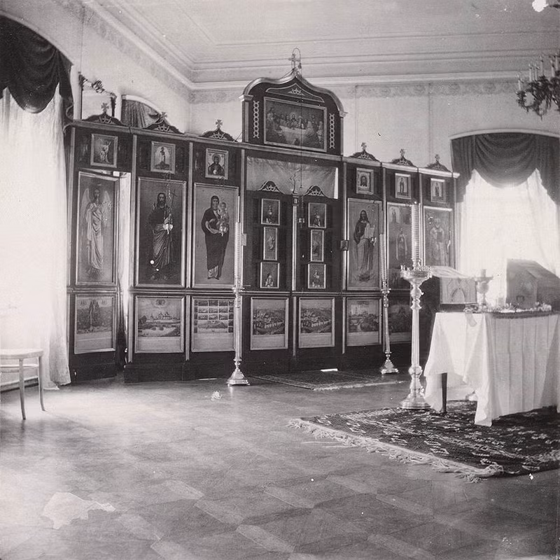 Khi ở Tobolsk, Sa hoàng Nicholas II cũng như các thành viên trong gia đình không được phép đi lại tự do mà chỉ có thể ở trong khuôn viên ngôi nhà và đến nhà thờ.