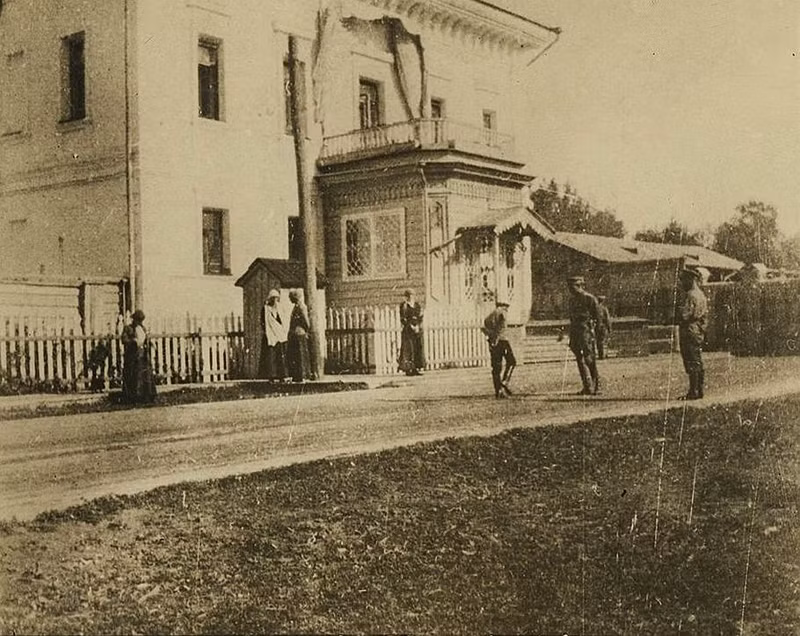 Trong ảnh là phía ngoài ngôi nhà mà Sa hoàng Nicholas II và gia đình sống ở Tobolsk.
