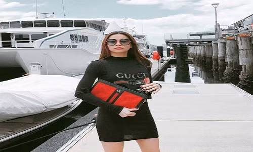 Vẫn thể hiện niềm yêu thích đặc biệt của mình dành cho Gucci nhưng lần này ''nữ hoàng giải trí'' lại lựa chọn chiếc túi kết hợp giữa hai màu cơ bản đỏ và đen hài hòa. Mẫu túi xách này trị giá 2.355 USD (53 triệu VND).