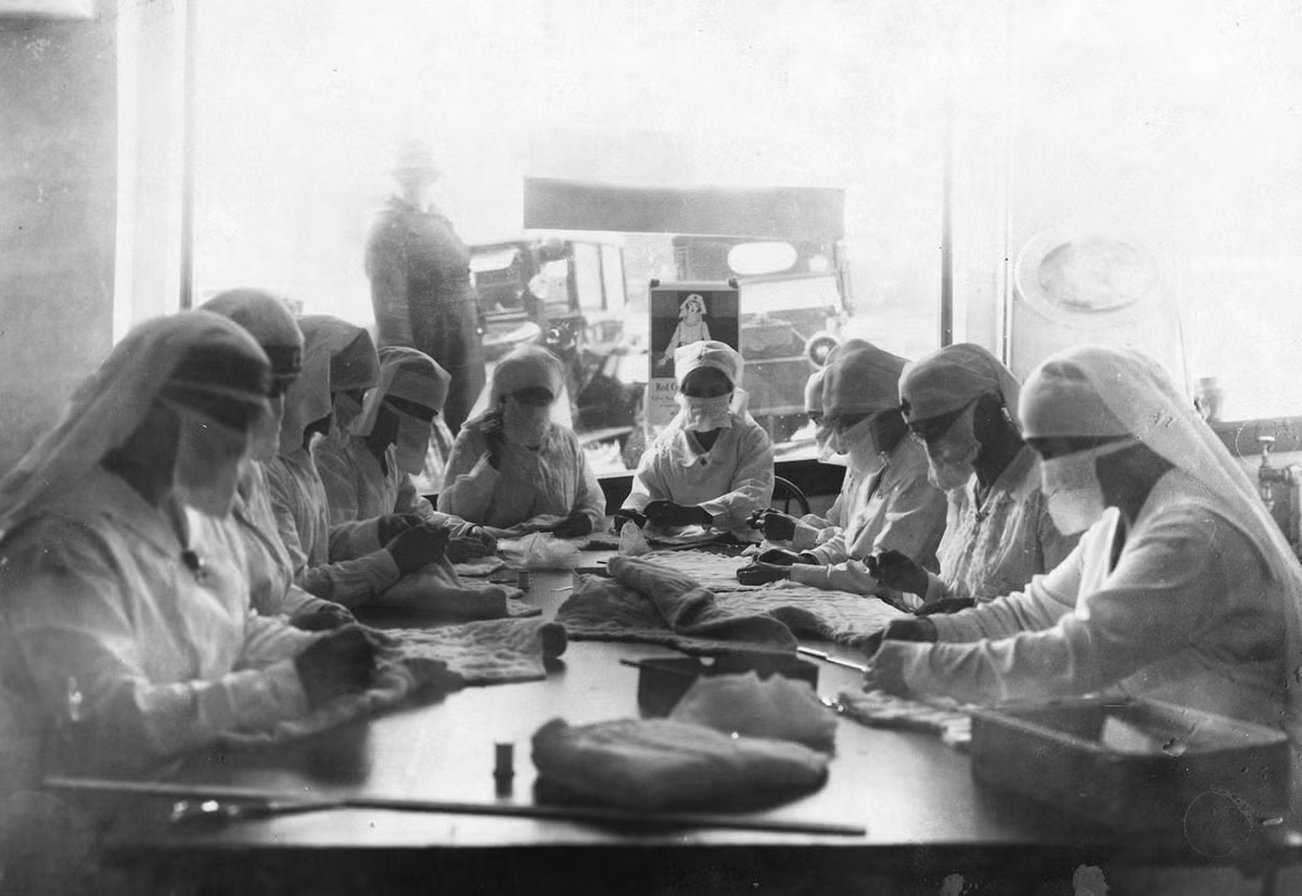 Nhân viên Hội Chữ thập đỏ đeo mặt nạ để phòng cúm ở Seattle năm 1918.