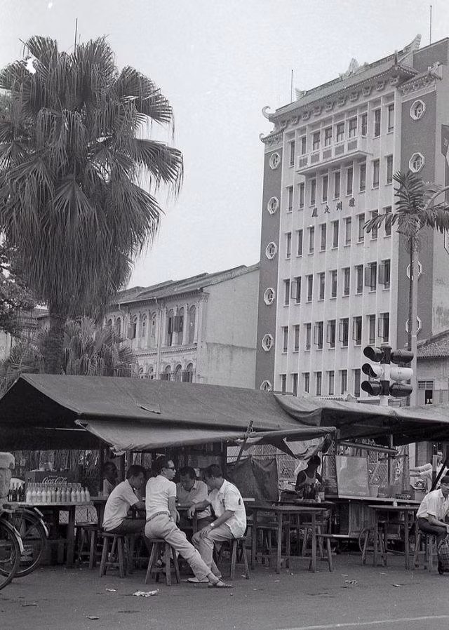 Một nhóm nam giới Singapore ngồi trò chuyện tại một quán nước ven đường.