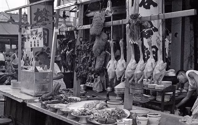 Một quán ăn trên đường phố Albert của Singapore.