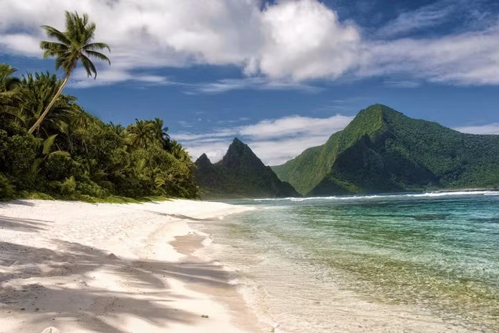 Công viên quốc gia American Samoa, thuộc Mỹ. Nếu bạn định tới thăm nơi đây, hãy cân nhắc kế hoạch nghỉ dưỡng với dịch vụ homestay của công viên, dịch vụ này sẽ đưa bạn tới các gia đình Samoa, họ sẽ đón chào và dạy bạn về lịch sử cũng như văn hóa nơi đây.