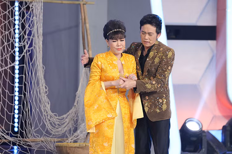 Việt Hương cho biết chị vất vả cả đời, dâng cả thanh xuân để chăm lo cho gia đình Hoài Linh. Vì thế, chị khao khát được dấn thân vào showbiz khi tuổi đã sang bên kia rặng đồi. Nghe vợ thổ lộ, người chồng liền chiều “vợ”, mang xô chậu trong nhà để giúp vợ.