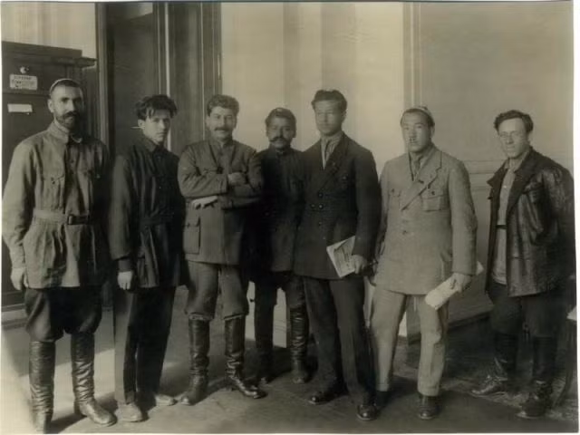 Phong thái uy nghiêm của nhà lãnh đạo Stalin (thứ 3 từ trái sang) chụp ảnh cùng với mọi người.