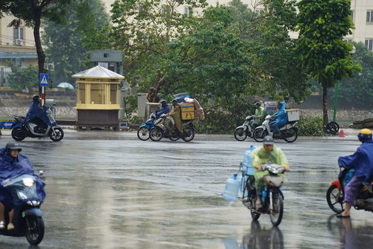 Những người lao động tranh thủ việc làm cuối buổi sáng để về nhà chống bão.
