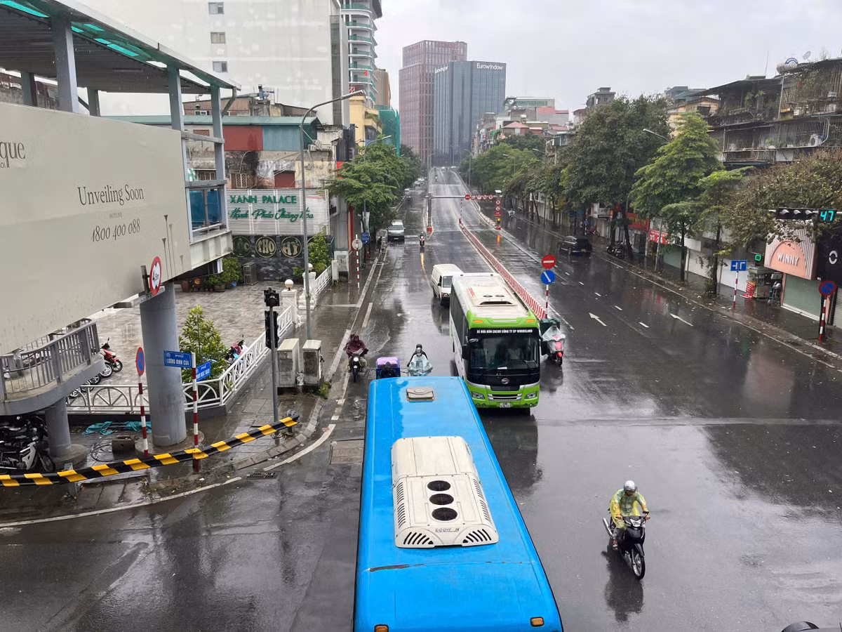 Hệ thống xe buýt Hà Nội vẫn hoạt động cho đến khi có thông báo dừng chống bão.