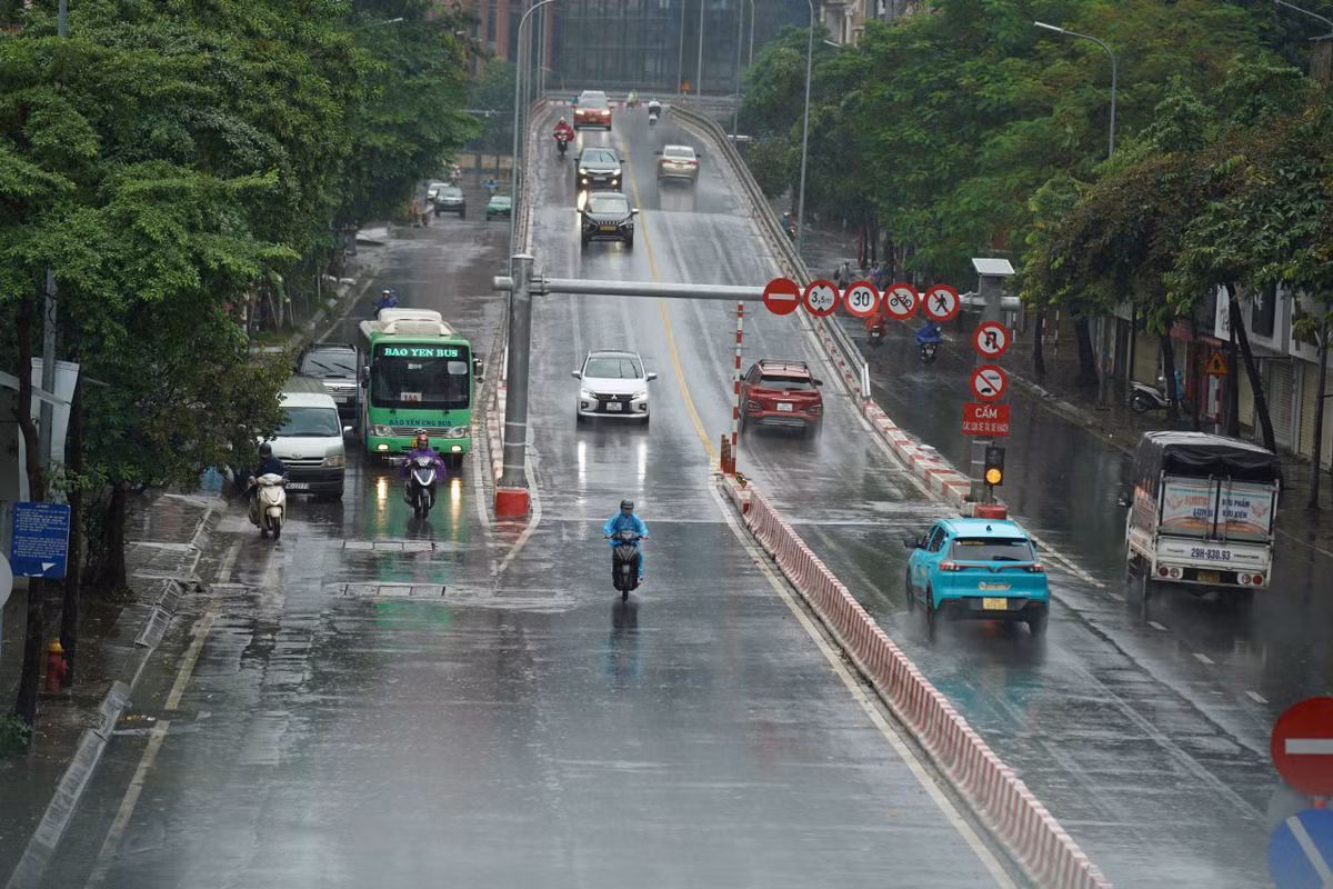 Sáng 7/9, thời tiết Hà Nội luôn trong tình trạng mưa cùng gió lớn. Trước sự ảnh hưởng của cơn bão số 3, người dân Thủ đô được cơ quan chức năng khuyến cáo hạn chế ra ngoài đường, tránh gặp rủi ro.