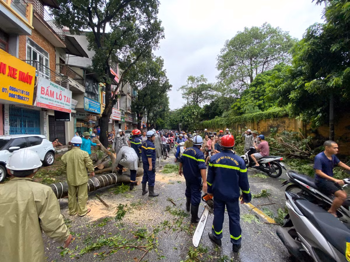 Qua đó đã điều động trên 290 lượt xe chữa cháy, CNCH, phương tiện phá dỡ, cứu nạn, cứu hộ… với hơn 2.000 lượt CBCS tham gia triển khai công tác cứu nạn, cứu hộ.