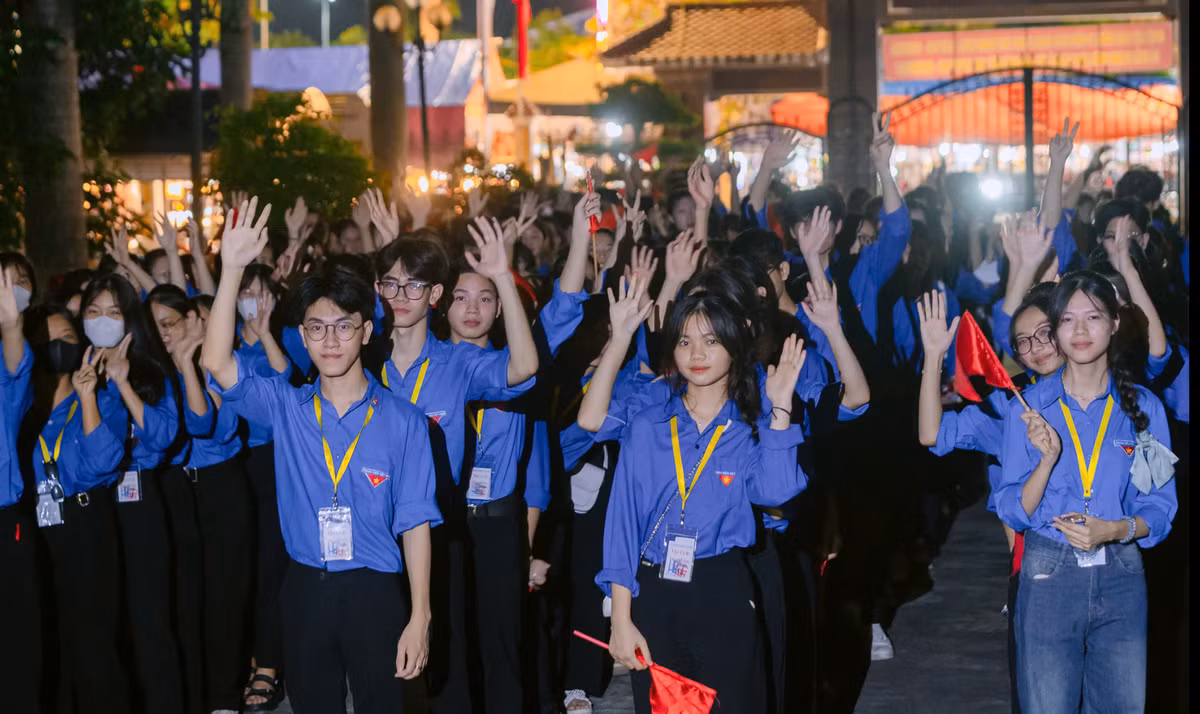 Đại diện CLB Hải Hậu Xanh cho biết, tối 31/8, CLB đã ra quân hỗ trợ lực lượng an ninh trong công tác phân làn, điều tiết giao thông tại khu vực trung tâm huyện Hải Hậu - nơi diễn ra buổi biểu diễn của Nhà hát Nghệ thuật truyền thống tỉnh Nam Định.