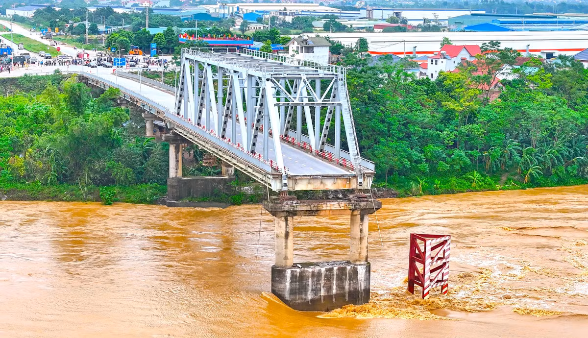 Chi phí đề trục vớt cầu Phong Châu và phương tiện gặp nạn? Chi phi de truc vot cau Phong Chau va phuong tien gap nan?