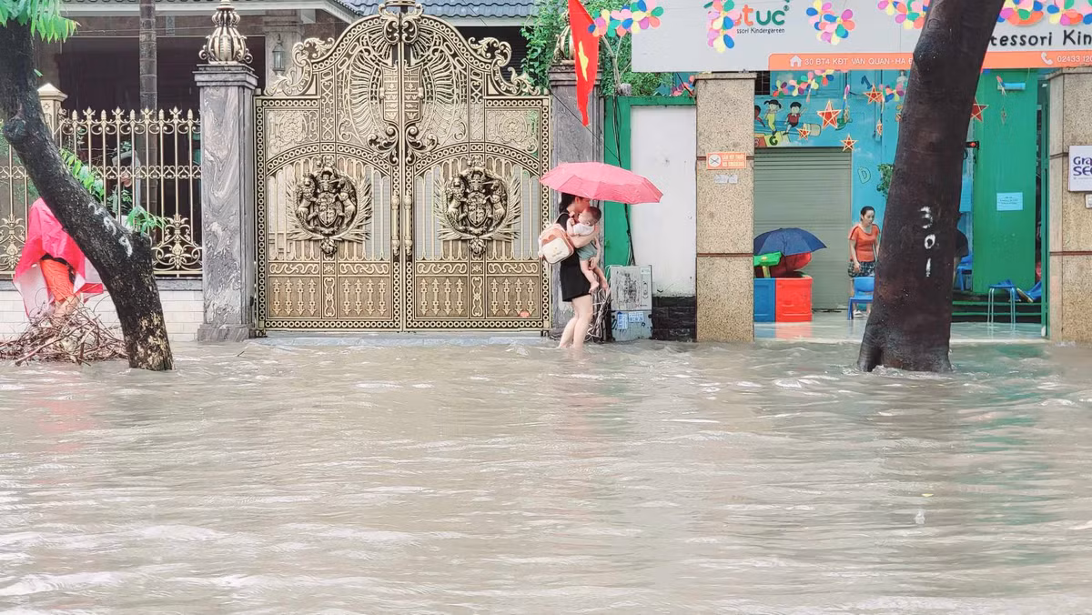 Mưa lớn ngay sáng đầu tuần nên việc di chuyển gặp nhiều khó khăn.