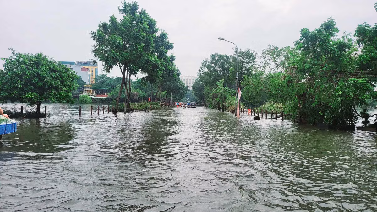 Nước ngập tràn đường ở nhiều tuyến phố.
