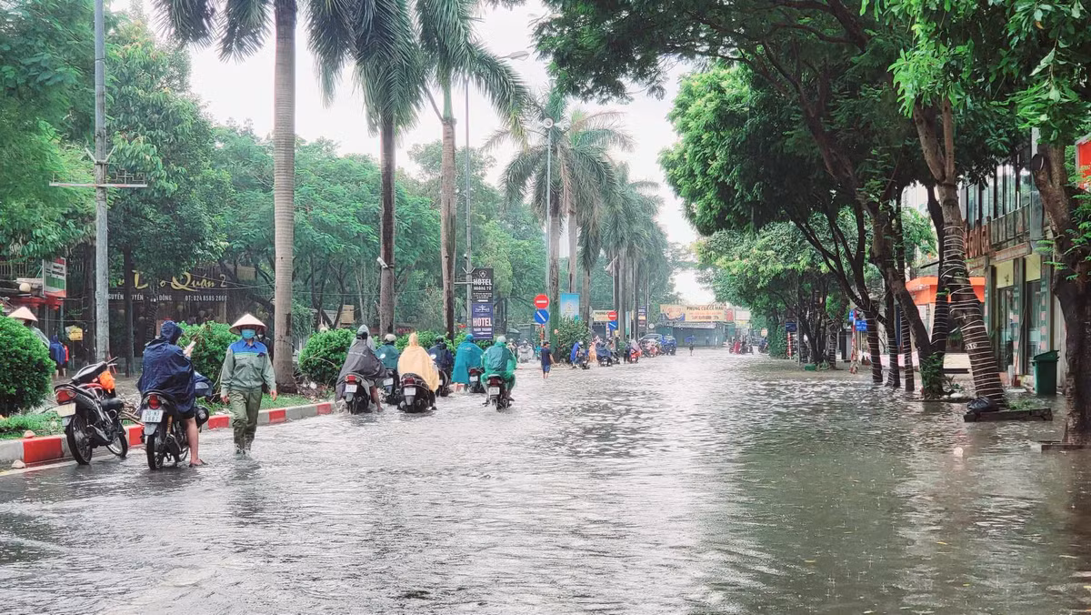 Người dân vất vả đi làm ngày thứ hai đầu tuần.