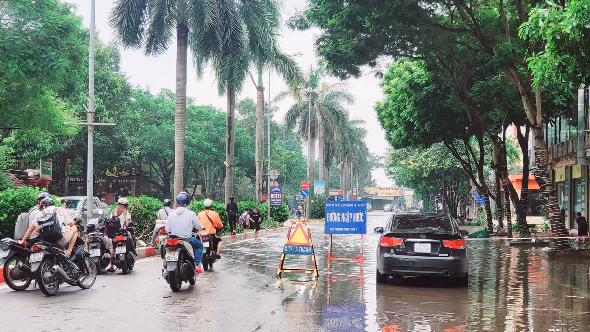 Ghi nhận của PV, nhiều tuyến phố bị ngập nước cục bộ, phương tiện giao thông không thể di chuyển.