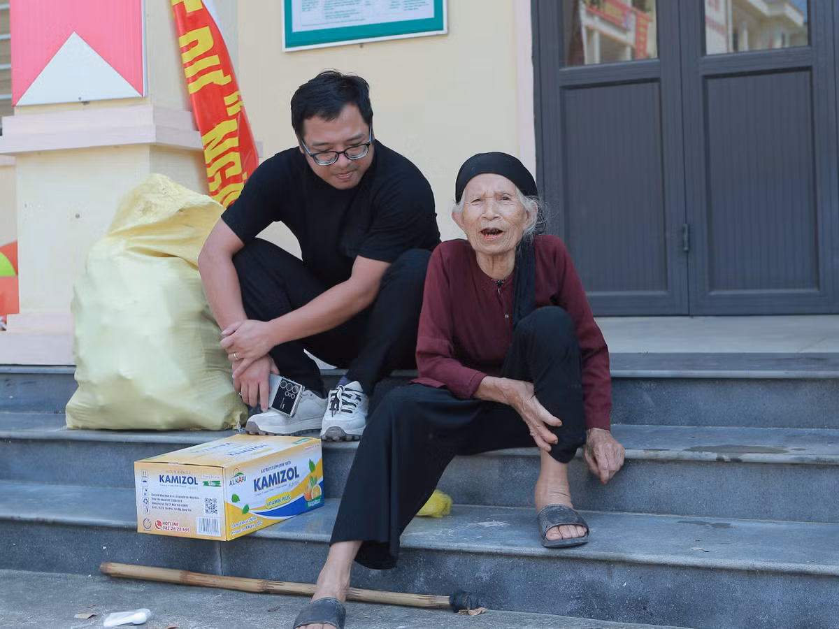 Báo Tri thức và cuộc sống trao quà hỗ trợ bà con vùng bão lụt Bắc Giang - Hình 2 Bao Tri thuc va cuoc song trao qua ho tro ba con vung bao lut Bac Giang-Hinh-2