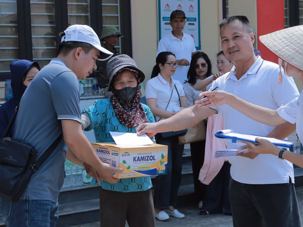 Báo Tri thức và cuộc sống trao quà hỗ trợ bà con vùng bão lụt Bắc Giang - Hình 4 Bao Tri thuc va cuoc song trao qua ho tro ba con vung bao lut Bac Giang-Hinh-4
