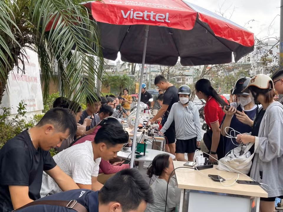 Được biết, điểm cung cấp sạc miễn phí này sẽ mở cửa suốt đêm, cho tới khi thành phố đảm bảo điện lưới phục vụ cho người dân tự sạc tại nhà.