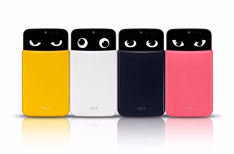  LG AKA: Bản thân AKA chỉ là một smartphone Android tầm trung, tuy thế nó vẫn có sự phá cách về thiết kế nhờ mặt lưng của máy có thể tạo nên cá tính cho chủ nhân. Khi sử dụng, mặt lưng sẽ hé lộ màn hình phía trên đầu, nhờ đó giao diện người dùng có thể hiển thị một đôi mắt chuyển động.