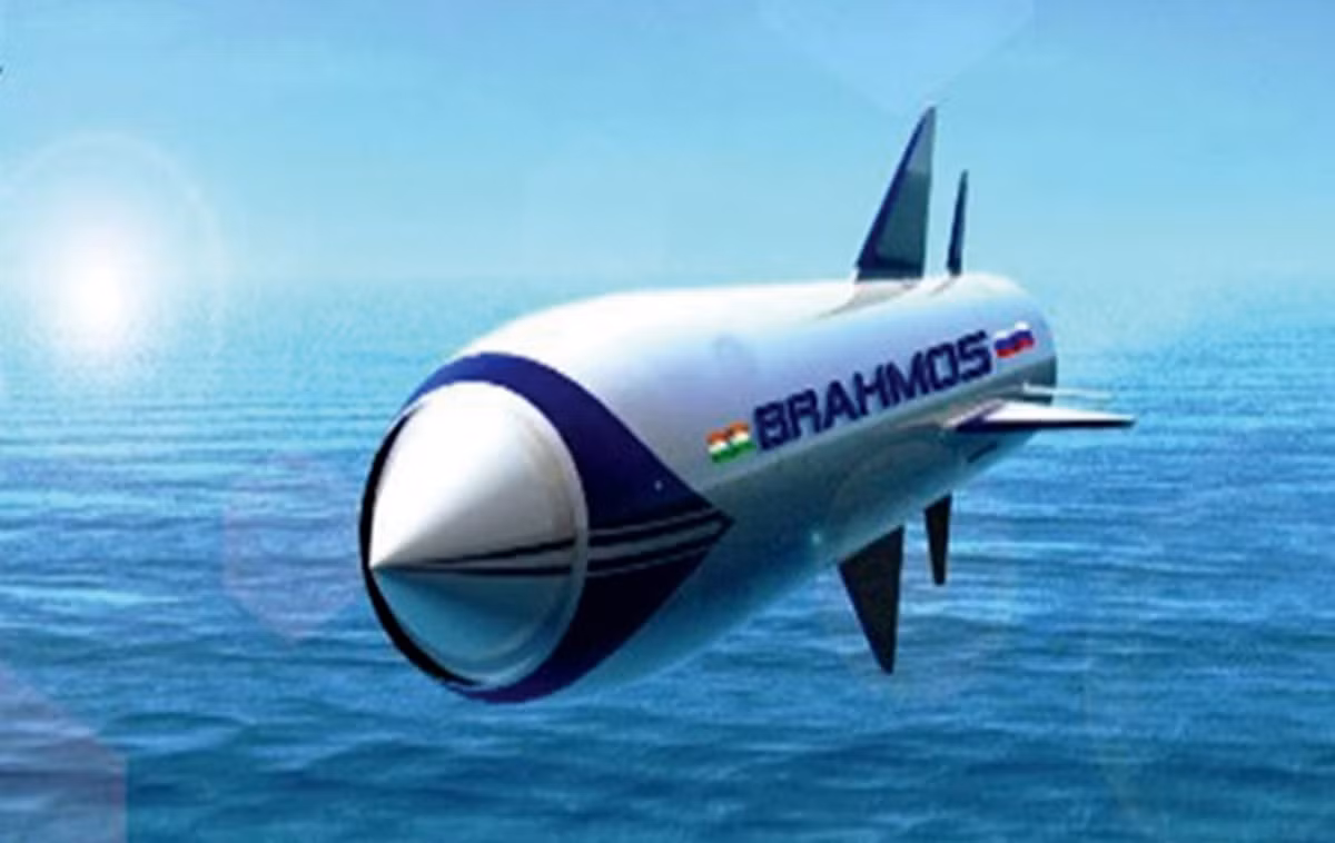 BrahMos của Ấn Độ, sản phẩm hợp tác Nga-Ấn, tốc độ (1- 2,8) Mach tức vào khoảng 1224- 3427 km/h, tầm bắn 290 km, bay với vận tốc siêu thanh trong toàn bộ quá trình bay nên mục tiêu không có thời gian phân tán và khó bị đánh chặn bởi bất kỳ hệ thống vũ khí hiện có nào trên thế giới.