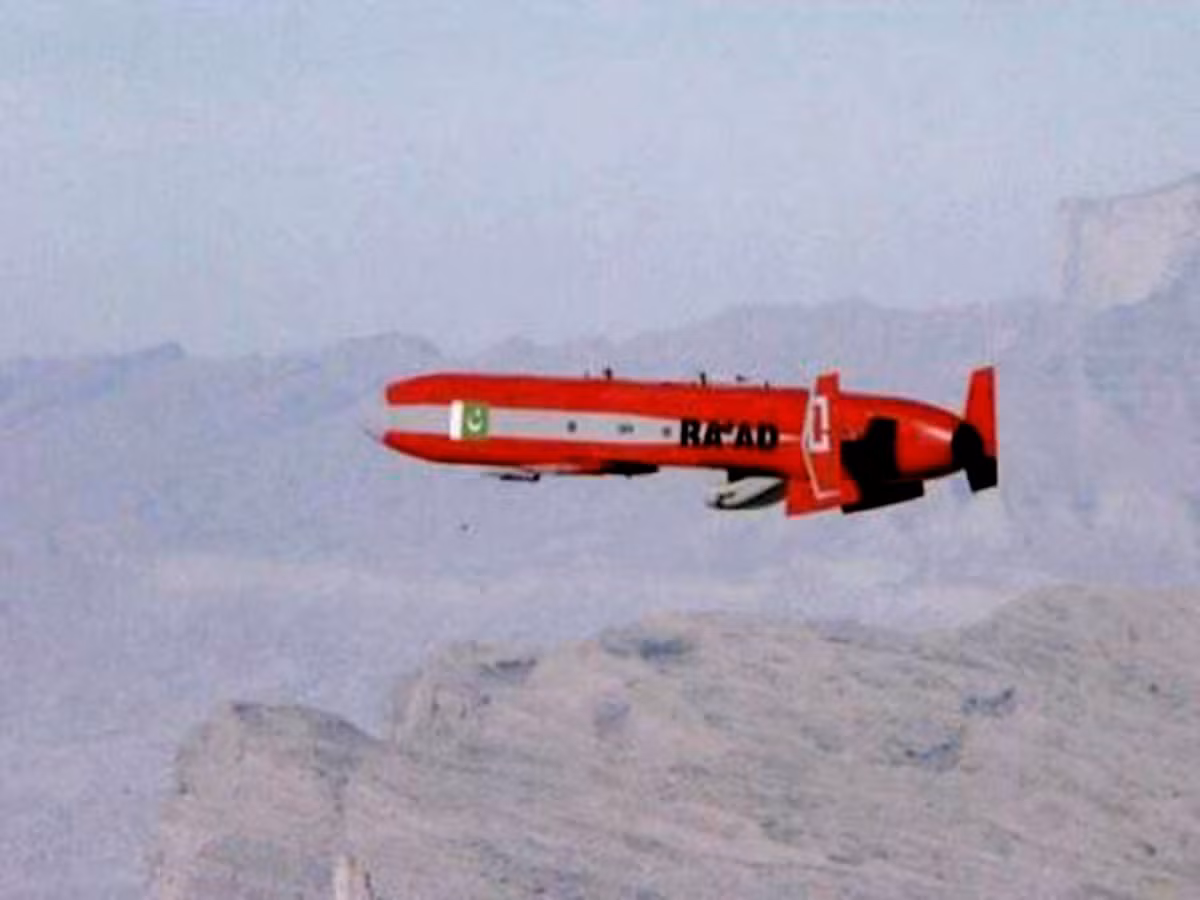 Tên lửa hành trình Ra'ad của Quân đội Pakistan: có chiều dài khoảng 4,8m, tầm bắn tối đa 350km. Ra'ad được trang bị hệ thống dẫn đường và định vị hiện đại, đảm bảo tấn công các bất kỳ mục tiêu nào trên đất liền lẫn trên biển với độ chính xác cao. Hiện có khá ít thông tin về loại tên lửa này nhưng Ra’ad được xem một trong những vũ khí chiến lược của Quân đội Pakistan trong tương lai.
