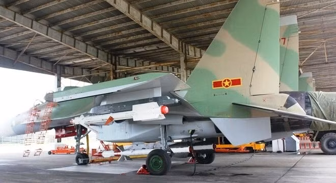 Trong tác chiến không đối không, máy bay Su-30MK2 có thể mang tối đa 6 tên lửa không đối không tầm trung R-27 hoặc 6 tên lửa không đối không tầm ngắn R-73E hoặc 6 tên lửa không đối không tầm trung - xa dẫn đường bằng radar chủ động RVV-AE.