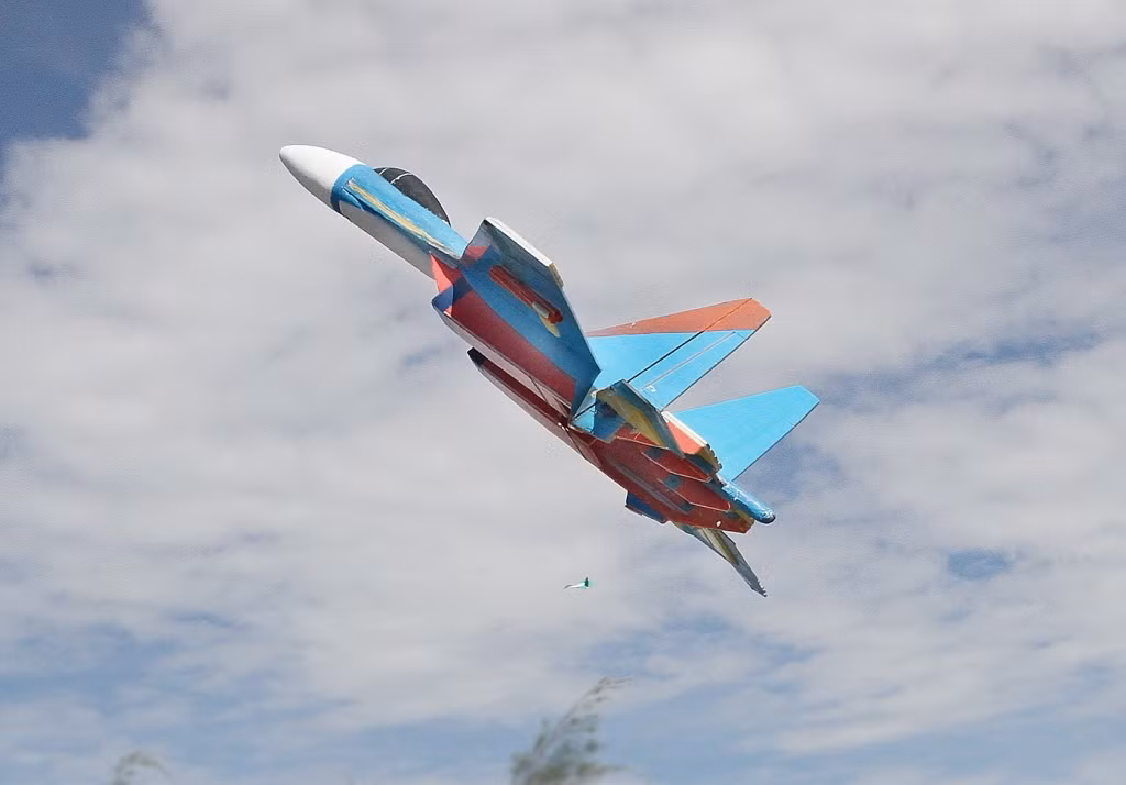 Chiến đấu cơ Su-30 tiến vào bầu trời.
