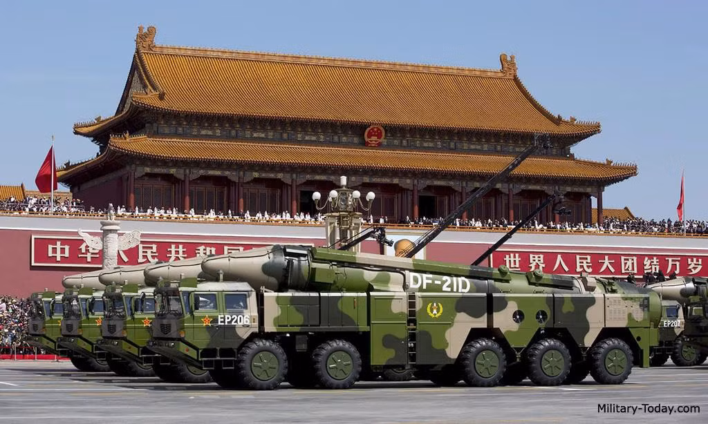 Để phóng được tên lửa DF-21D đến mục tiêu, Trung Quốc đã đầu tư phát triển một hệ thống bao gồm các loại radar trinh sát, các hệ thống quang điện tử và vệ tinh trinh sát; theo thông tin được tiết lộ, độ lệch mục tiêu của tên lửa không vượt quá 40 m; tên lửa có thể mang đầu đạn hạt nhân hoặc đầu đạn thông thường có trọng lượng 1.000 kg; đủ sức làm tê liệt tàu sân bay M