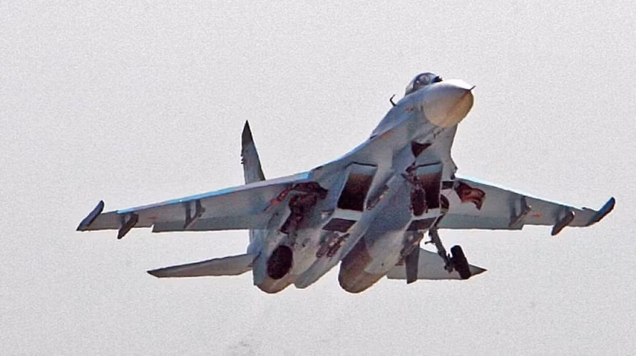 Vào ngày 25/5/1968, một chiếc Tu-16 phiên bản trinh sát Tu-16RM-2 (Badger F) do Thiếu tá phi công Andry Pliyev cầm lái đã thực hiện thao tác bay cực thấp ngay cạnh tàu sân bay USS Essex (CV-9) của hải quân Mỹ.