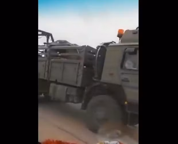 Trong đoạn video được tài khoản Twitter của nhà quan sát Last Defender đăng tải, có thể dễ dàng nhận thấy những xe tải hạng nặng của Thổ Nhĩ Kỳ đang tiến vào tỉnh Idlib với những thành phần của tổ hợp phòng không MIM-23 Hawk.