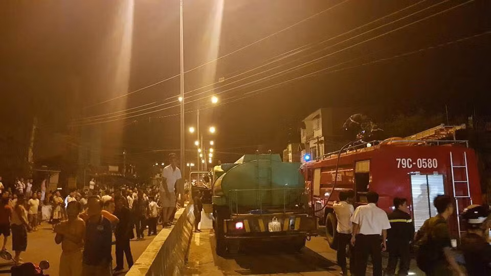 Nha Trang: Bai chua xe bon cho xang dau chay du doi, di tan nguoi dan-Hinh-3