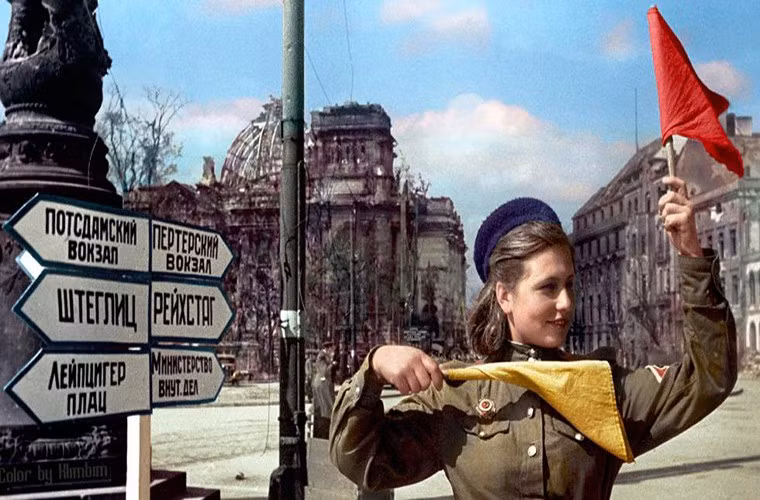 Nữ giao liên Katerina Spivak thuộc Hồng quân Liên Xô điều khiển giao thông trên một tuyến đường Berlin gần tòa nhà quốc hội Đức sau khi chiến tranh kết thúc.