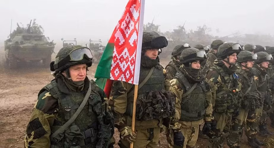Nhưng ngay hôm sau, Bộ trưởng Bộ Quốc phòng Ukraine - ông Andriy Taran đã tới Minsk trong một chuyến thăm chính thức.