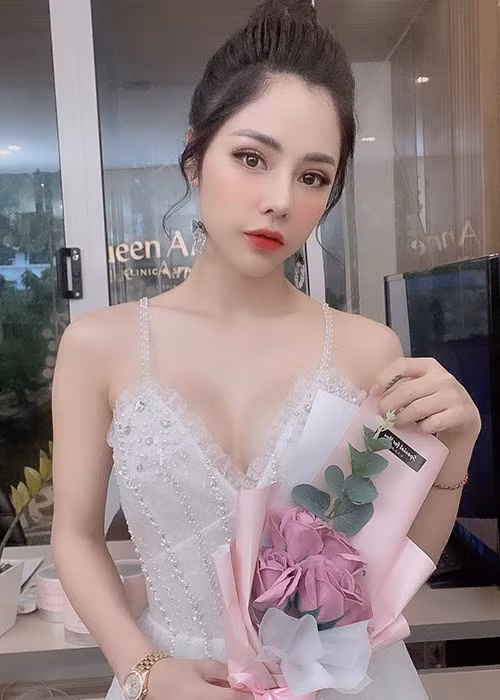 Bạch Lan Phương sinh năm 1986, hơn Huỳnh Anh đến 6 tuổi. Người đẹp có một cô con gái.