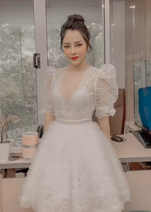 Bạch Lan Phương nhắn nhủ bạn bè chờ ngày nhận thiệp hồng của cô và Huỳnh Anh.