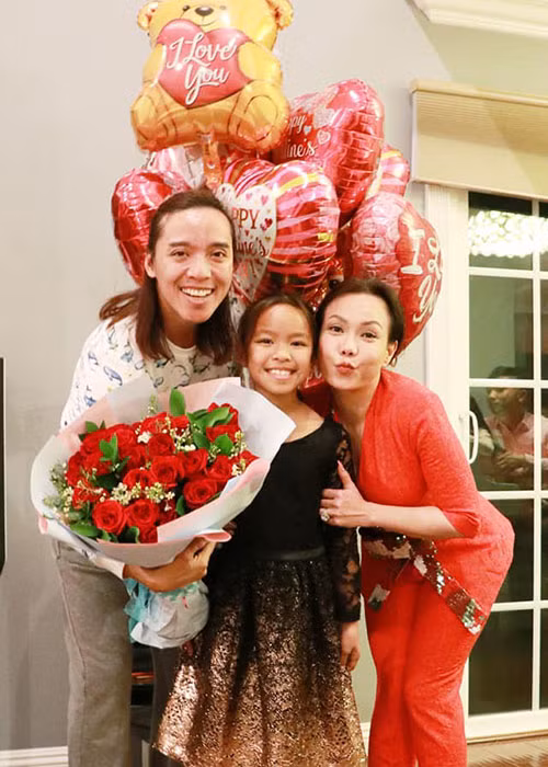Nữ nghệ sĩ chia sẻ, trước mỗi lần rời Mỹ về Việt Nam hoạt động nghệ thuật, cô chăm lo cho chồng và con như nấu nướng, làm những món ăn anh thích như thịt kho, cá kho… để thể hiện sự quan tâm của mình với chồng.