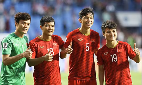 Bong da Viet Nam: Doi hinh tuoi Suu 'ganh vac tuong lai'