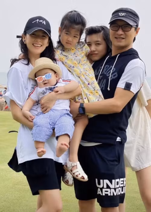 Chương Tử Di và Uông Phong hiện tại có hai người con chung: 1 trai, 1 gái.