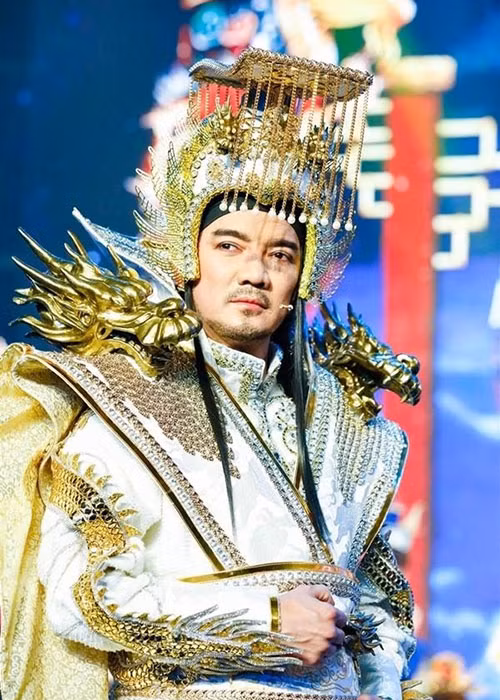 Những bộ trang phục Ngọc Hoàng trước đó của Mr Đàm cũng được thiết kế kỳ công. Ảnh: Một thế giới