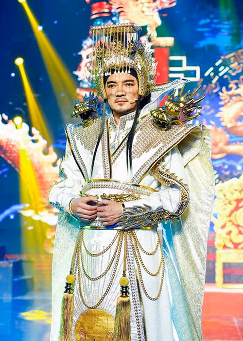 Trong Táo Xuân Mậu Tuất 2018 với chủ đề Giải cứu Ngọc Hoàng, Đàm Vĩnh Hưng mặc áo thêu kim tuyến với hoa văn rồng vàng.