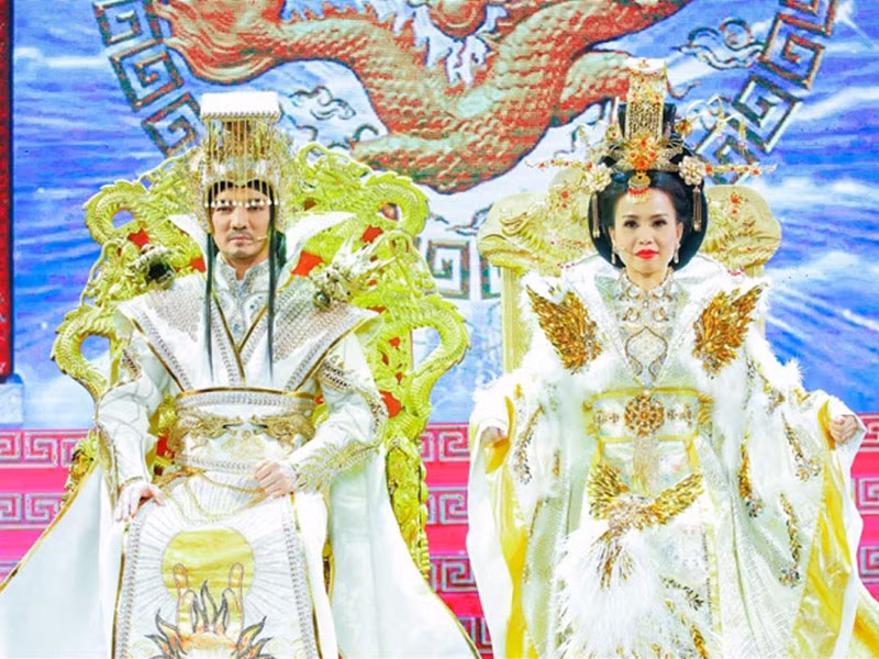 Trang phục của “ông hoàng nhạc Việt” trong Táo xuân Mậu Tuất 2018 nhận được nhiều lời khen ngợi. Ảnh: Giao thông