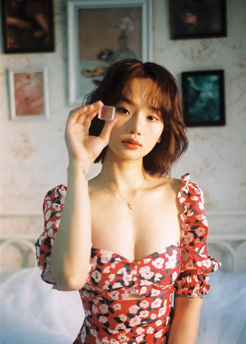 Nữ diễn viên phim "Em là bà nội của anh" tự tin mặc thiết kế tôn vòng một gợi cảm.